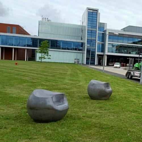 Betonnen zitelementen en tafel Stool 24 De parkstoelen geplaatst in Utrecht. De ultieme duurzaamheid als het om parkmeubilair gaat.
